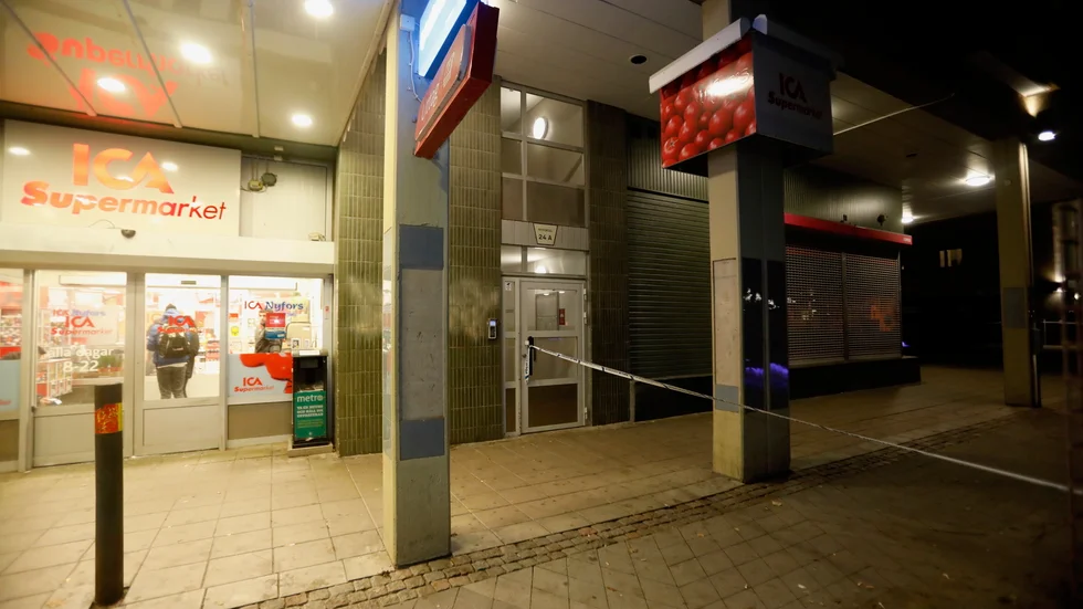 Det var den 21 november 2018 som en 22-åring sköts till döds utanför Ica i Nyfors. Nu snart sex år efter skotten åtalas en 23-årig man misstänkt för mord.