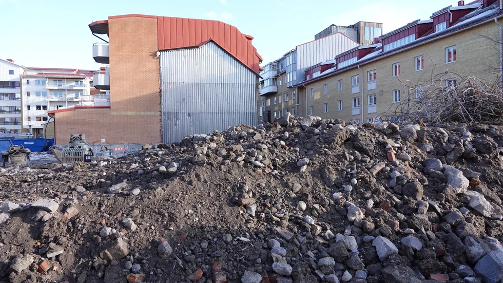 Byggnaden i hörnet Storgatan/Västergatan, Lekatten 15, revs för att ge plats åt ett flerfamiljshus med fem våningar. Nu nekas BDB fastigheter bygglov för det nya hyreshuset av Piteå kommun.