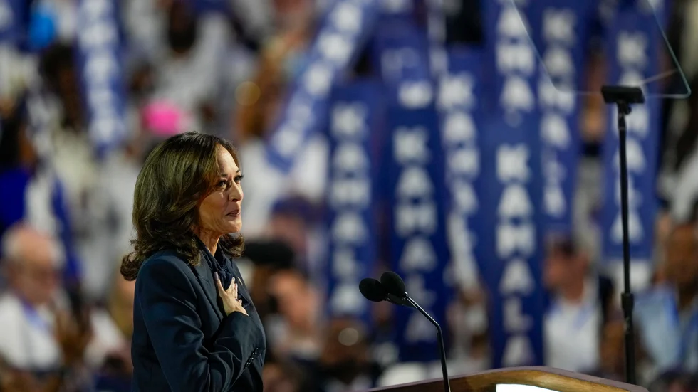 Vicepresident Kamala Harris, talar och accepterar formellt att bli Demokraternas presidentkandidat och ställas mot Donald Trump i valet i november.
