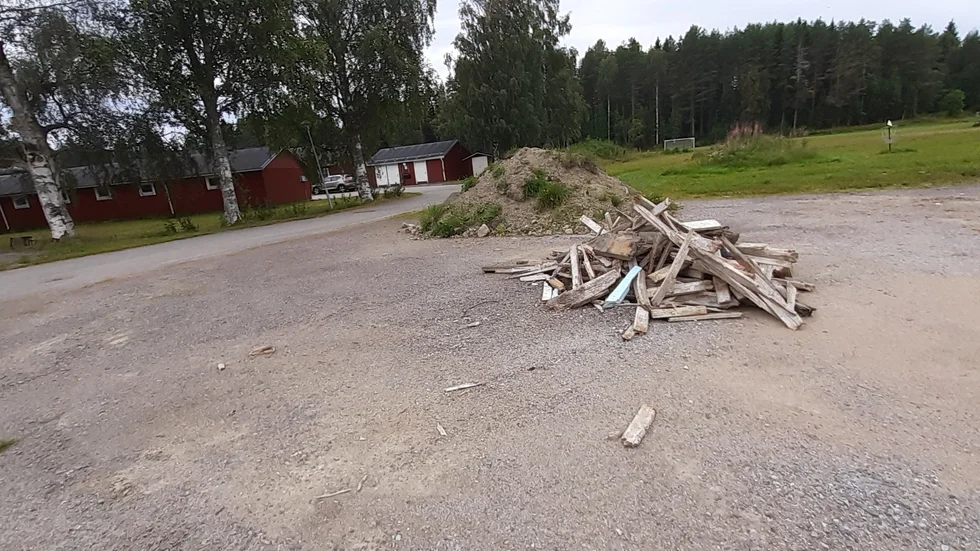 Insändarskribenten "Farmor Anja" kritiserade tidigare skolgården i Sjulsmark. Nu ger Piteå kommuns företrädare sin syn på området. (Arkivbild)