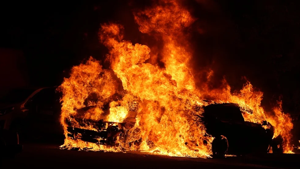 Bilar i brand på Kantorsgatan i Uppsala under natten.