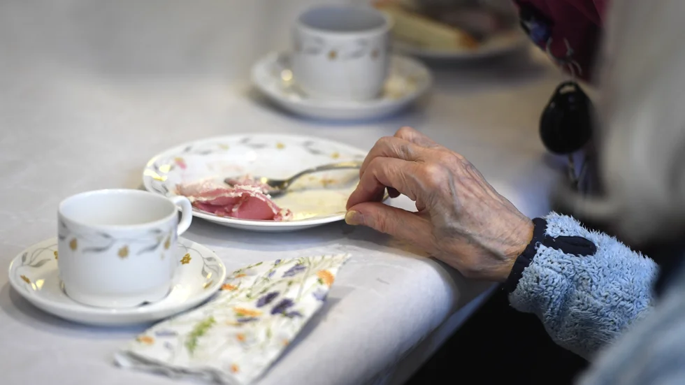 Det serveras tillräckligt med mat men den äts inte på äldreboendena.