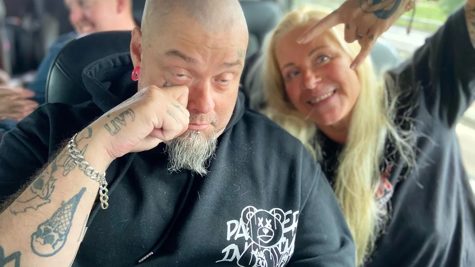 Kjell Moback har slagit vad med sin fru Belinda Moback om att göra en tatuering på sin ena skinka om Smederna vinner borta mot Dackarna ikväll. Till höger syns hans svärmor Jeanette Moback.