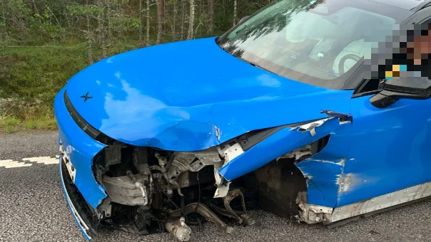Ena framhjulet lossnade från bilen när den kolliderade med ett räcke på vägen.