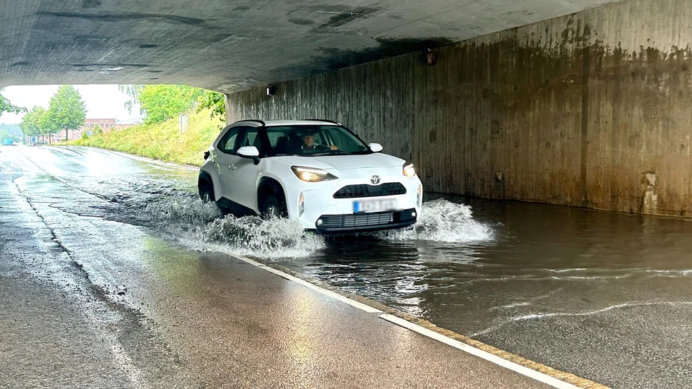Det skvätte rejält om bilarna som åkte genom viadukten.