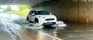 Flera vägar svämmades över efter kraftigt regn