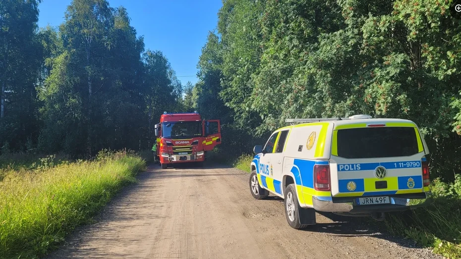 Efter den här grusvägen i Sunderbyn inträffade den svåra olyckan då en häst ska ha skrämts av en traktor.