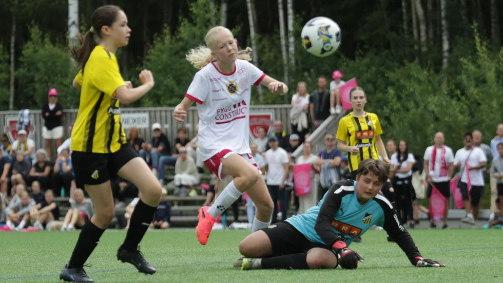 IK Uppsalas F13-lag vann gruppspelet i överlägsen stil. Man lyckades även hålla nollan intakt under hela gruppspelet. Nu ställs laget mot Örje IL från Norge.