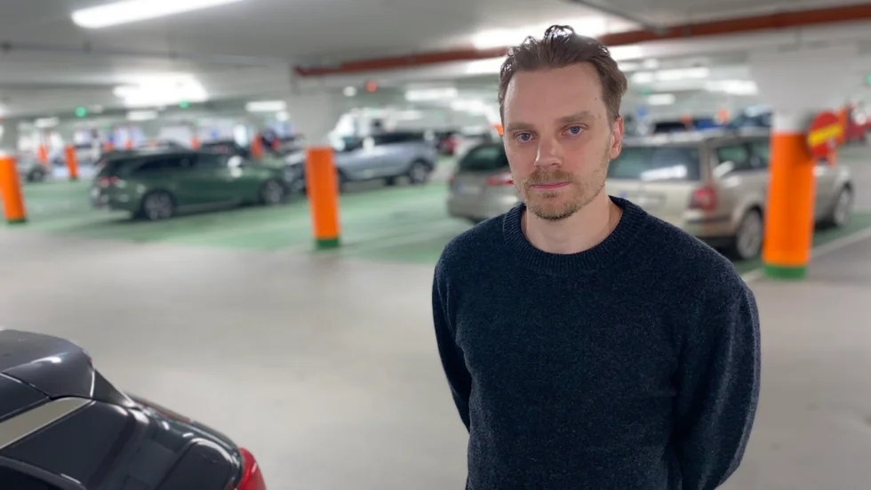 Adam Kvarnström fick parkeringsanmärkning i Munktellgaraget – trots att han betalat månadsbiljett.