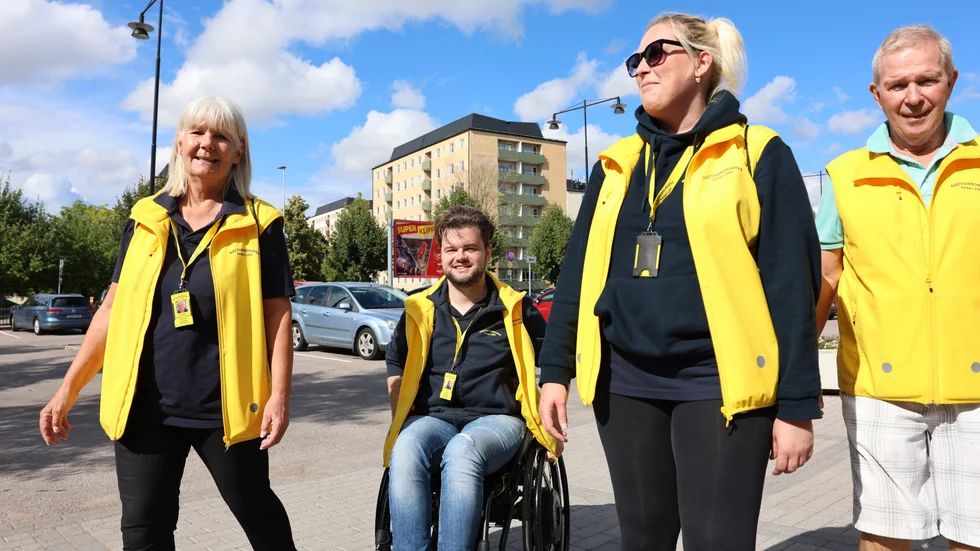 De berättar att många uppskattar deras arbete och kommer förbi och tackar. Helst skulle gruppen se fler områdespoliser och fler människor som var ute och vandrade med nattvandrarna.  

"Vi vet att det inte finns resurser nog inom socialtjänsten och polisen, det finns inga människor kvar", säger Michelle Jansson.