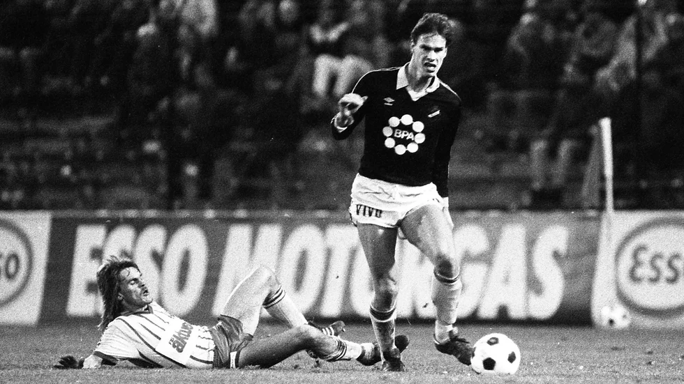 En glidtacklande Lasse Stenbäck i ett derby med AIK 1982.