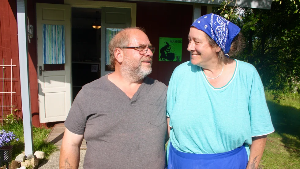 Michael Marback och Carina Kozlik framför Häxhuset.