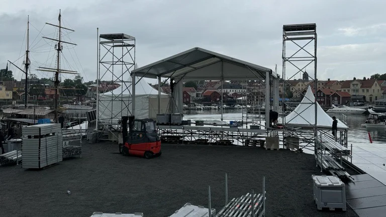 Här förbereds festivalområdet i Öregrund inför den årliga Båtveckan som pågår den 27 juli–3 augusti.