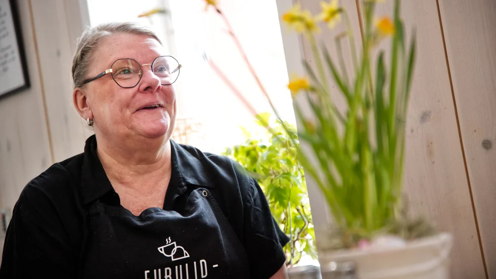 Marie Karlsson är caféansvarig på Furulid i Motala. Hon har arbetat på flera ställen under sitt arbetsliv men har nu tydligt inga planer på att byta arbetsplats: "Nu känner jag att här vill jag vara", säger hon.