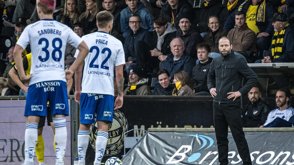 IFK Norrköpings tränare Andreas Alm deppar under fotbollsmatchen i Allsvenskan mellan Mjällby och IFK Norrköping den 6 april 2024 i Hällevik. 

