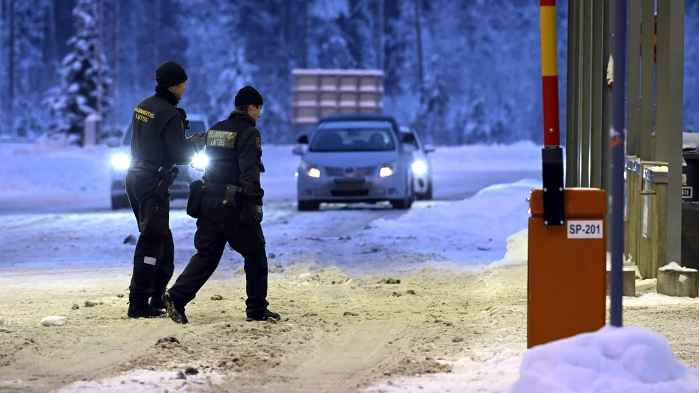 Gränsvakter vid övergången till Ryssland i Virolahti. Arkivbild från december 2023.