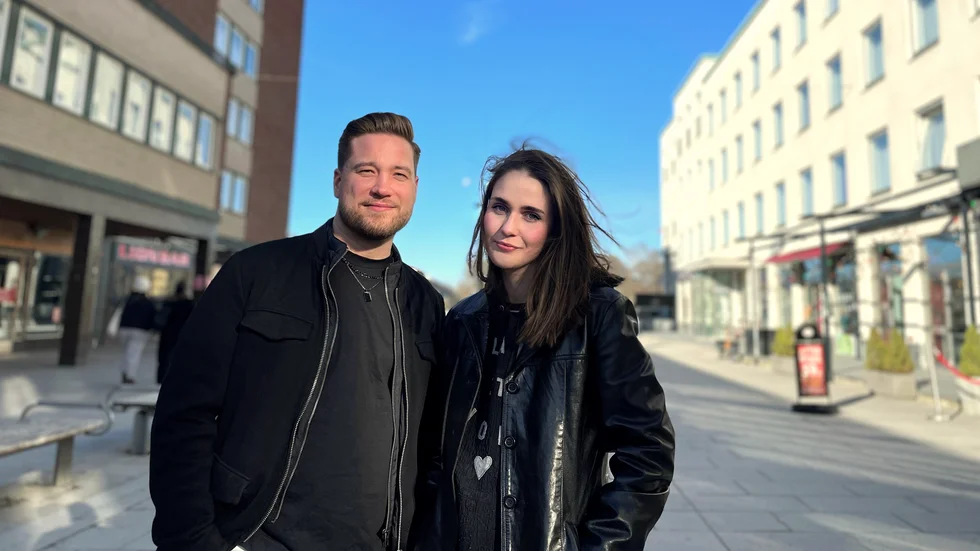 Artisterna Alex Eklund och Julia Antsvee-Lindhé är båda verksamma i Eskilstuna med sin musik. Nu går de ihop för första gången och gör konsert tillsammans.