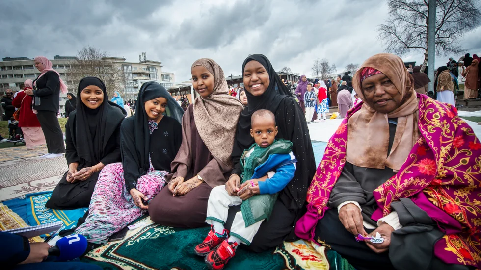 
Ubah Mohamed, Yasmin Ibrahim, Ayan Yusuf, Ayan Mahdi, Amina Guure och Haarun Adam tog plats på fotbollsplanen i sällskap av både familj och vänner. 