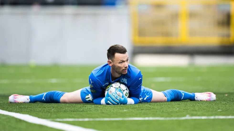 Västerås målvakt Anton Fagerström missar matchen mot sin förra klubb FC Gute.
