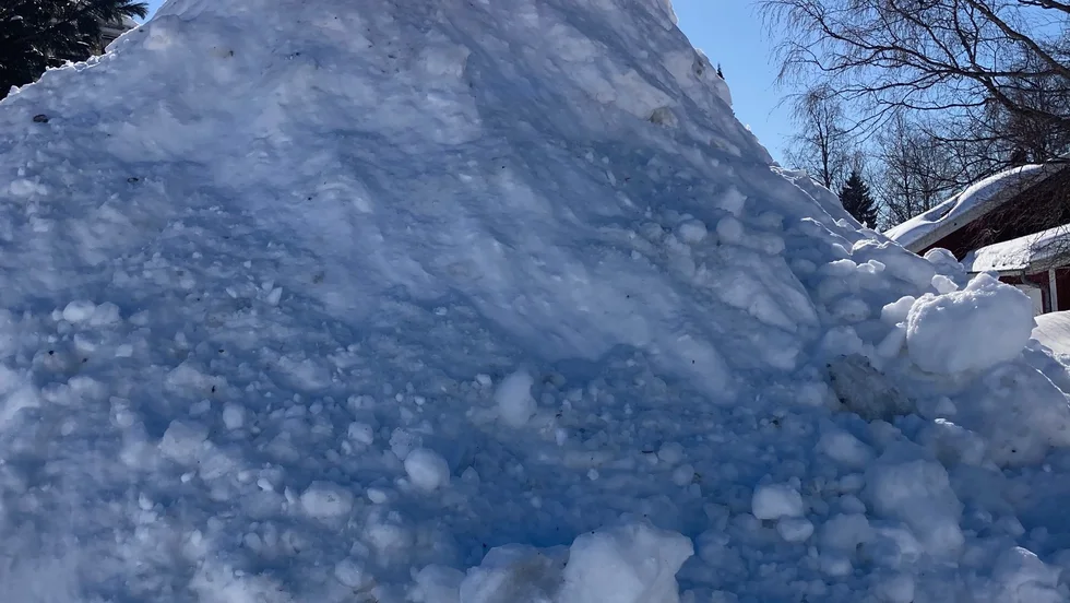Snöhög formad som tobleronetopp.
