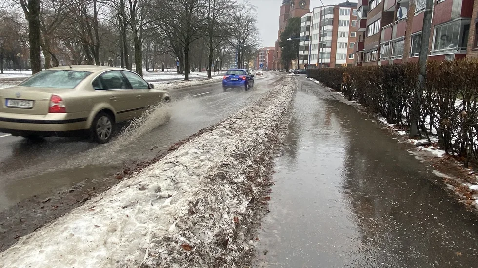 Regnet strilar ned över Eskilstuna under fredagen.