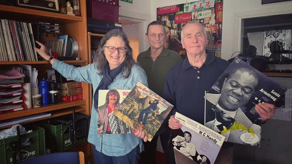 I år firar Radio Sigtuna sitt 40-årsjubileum, men också 25 år av jazz med Leif Hallin vid mikrofonen.  På bilden syns även paret Lennart och Jeanette Berglund. 