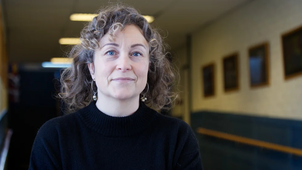 Ingela Carlstedt, högstadielärare på Solanderskolan i Öjebyn, tycker att AI kan vara en bra hjälp. "Om man har kört fast och behöver inspiration kan man ju få det via AI-programmen. Men använder man det för mycket och bara för att ha en genväg så blir det problematiskt."