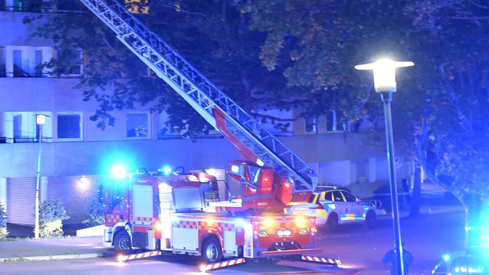 Tre bränder anlades samma kväll i bostadsområdet. Flera personer sitter nu häktade, misstänkta för bland annat grov mordbrand.