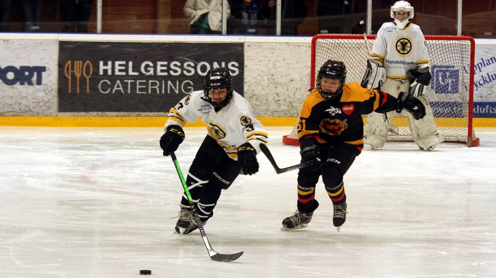 Allt fler tjejer spelar hockey i olika åldrar i Uppland. På tio år har siffran närmast fyrdubblats.