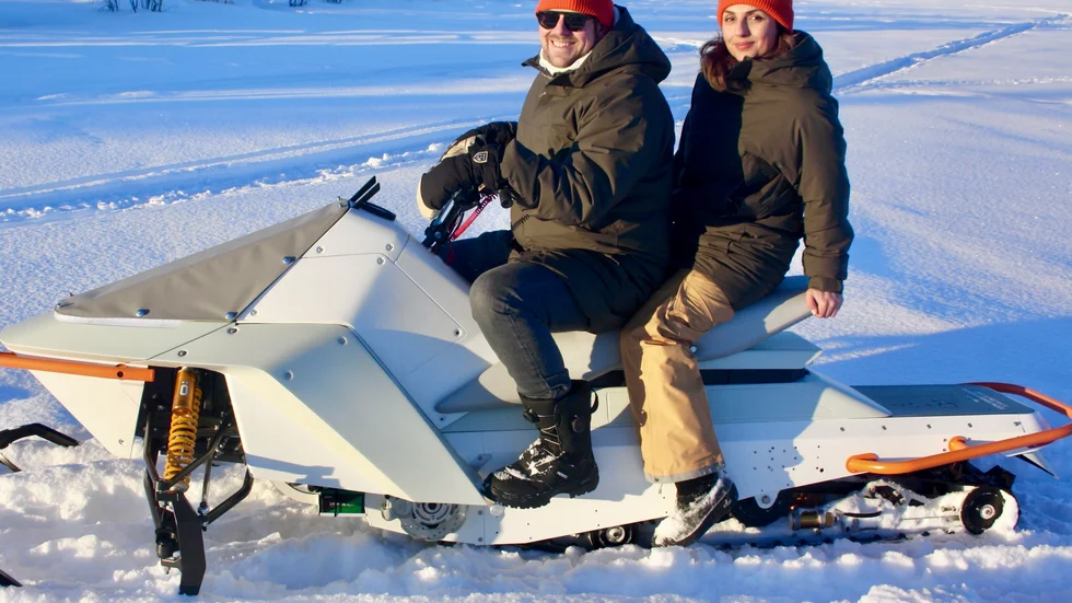 Christian Lystrup och Yalda Mirbaz från Vidde Snow Mobility på en av elnsnöskotrarna från förserien.