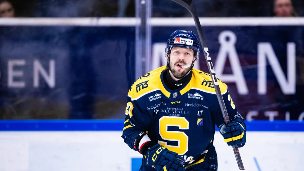 "Jag har fått en nytändning. Inget ont om Hästen, men det har handlat om att försöka hålla sig kvar. Här är det fler spelare som håller en högre nivå. Vi för matcherna på ett annat sätt och är mer i offensiv zon", förklarar Marcus Eriksson varför poängen rasar in i SSK-tröjan. 