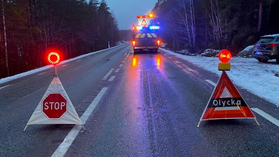 En trafikolycka oå riksväg 40 gör att det just nu är helt stopp i trafiken.