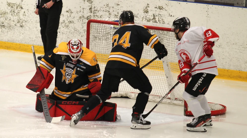 Motala AIF:s målvakt Adam Ingelfeldt stoppar pucken i alltreans epilog mot Vita Hästen. Maif förlorade matchen med 1-4 och nu väntar playoffstart på torsdag på bortais.