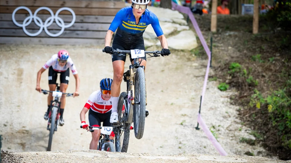 Sveriges bronsmedaljör Jenny Rissveds i aktion under mountainbikeloppet på OS i Paris. En bedrift på många plan och på många sätt, skriver Folkbladets sportkrönikör Pär Andersson.