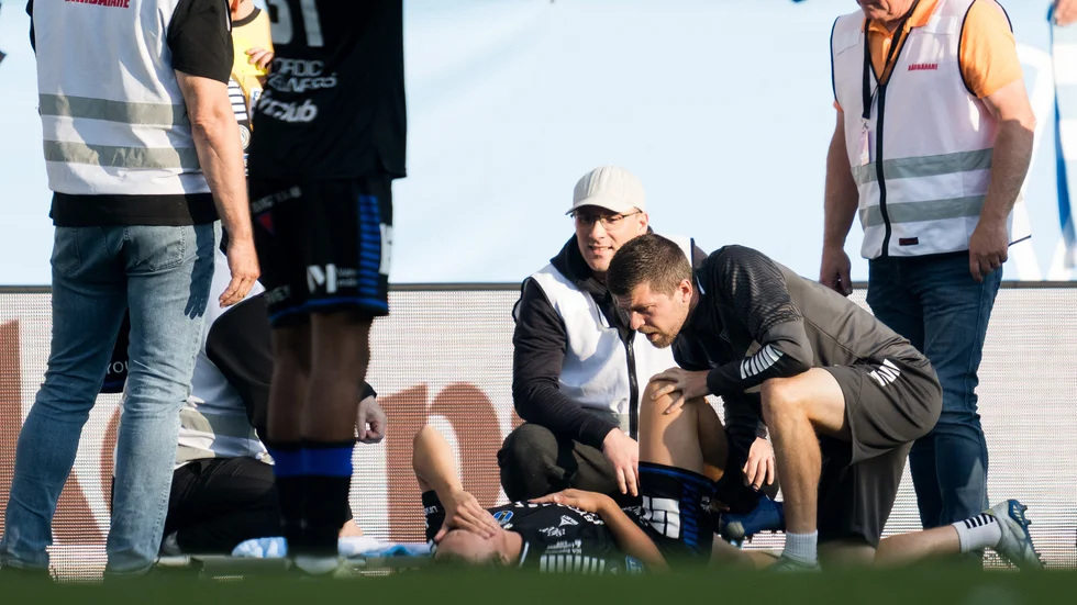 Sjögrell får vård under matchen.
