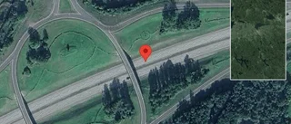 Personbil står still på E4 - stopp i ett körfält