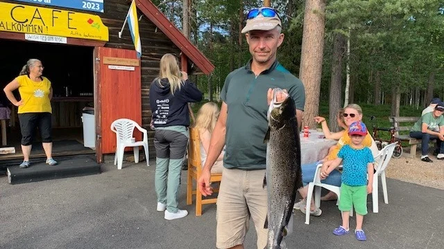 Jan-Erik Liminka drog upp vinnarlaxen och vann 1:a pris: 7 000 kronor.