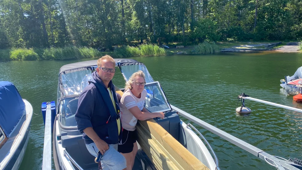 Magnus och Linda Hoem har sin båt vid Sjöängen och tycker det är ett bra förslag att ha grindar vid bryggorna.
