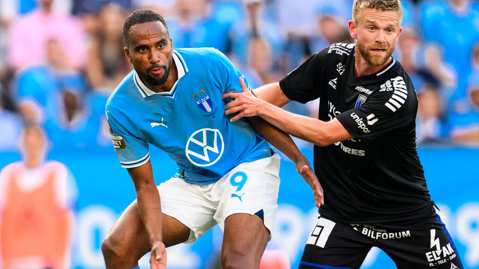 Isaac Kiese Thelin i duell mot Dennis Widgren. 
