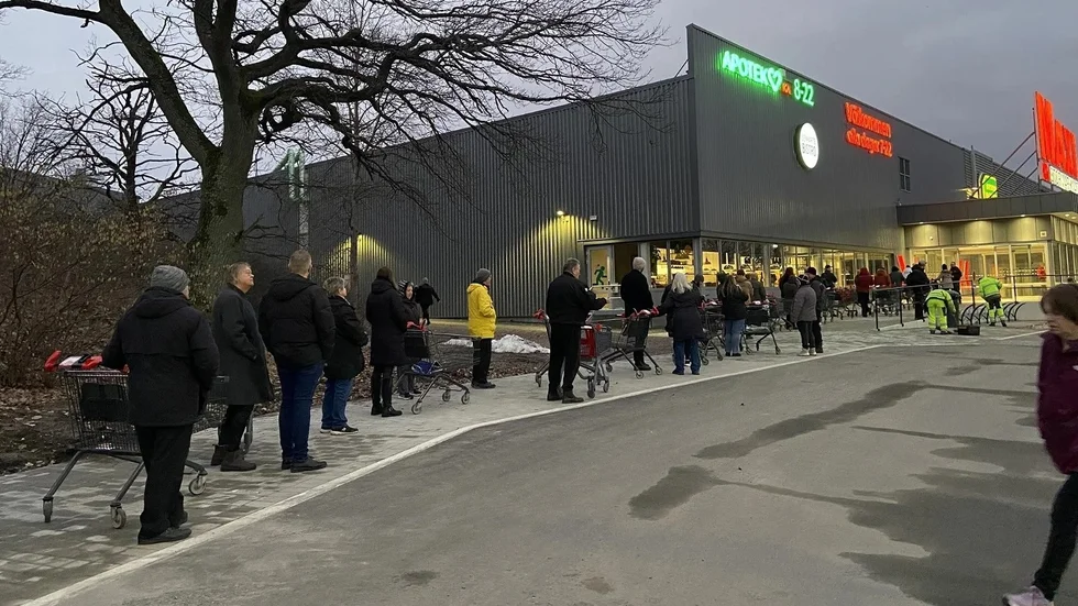 Kö utanför butiken strax innan klockan sju på onsdagsmorgonen.