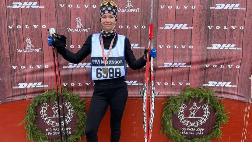 Superklassiker. Martina Nilsson från Motala kämpade sig igenom Vasaloppet på 6.44 på söndagen. Det betyder att hon gjort en "superklassiker" på 17.56, snabbaste tiden en kvinna gjort sedan Vätternrundans nya sträckning infördes.