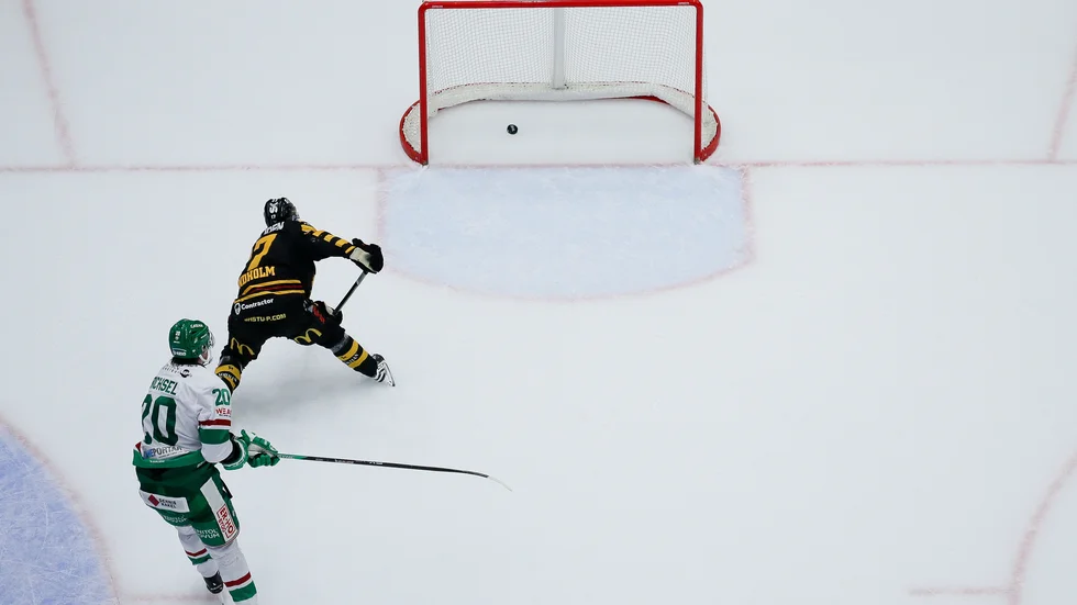 Mål eller inte? Det var inte självklart till en början, men Lindholms mål blev tillslut godkänt och fastställde slutresultatet till 3–1.