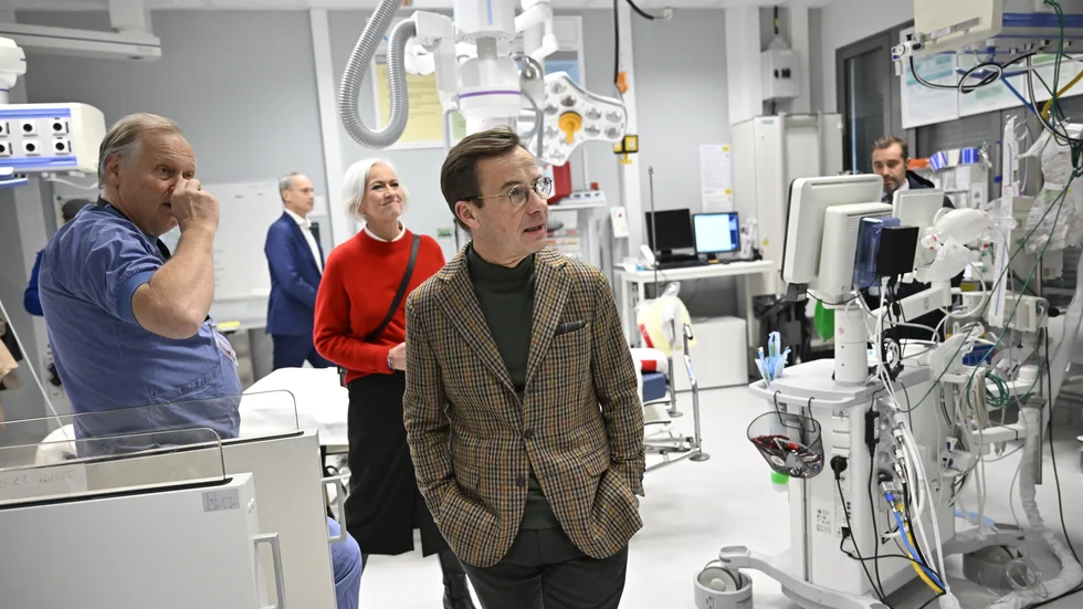 Bild från när statsminister Ulf Kristersson (M) och sjukvårdsminister Acko Ankarberg Johansson (KD) besökte traumaverksamheten på Karolinska Universitetssjukhuset i Solna förra året.