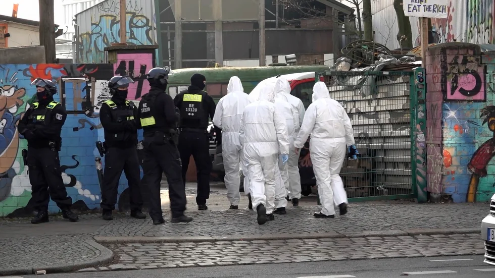 Tysk polis i stadsdelen Friedrichshain i Berlin, i jakt på Ernst-Volker Staub och Burkhard Garweg som båda tillhör Baader-Meinhof-ligan.