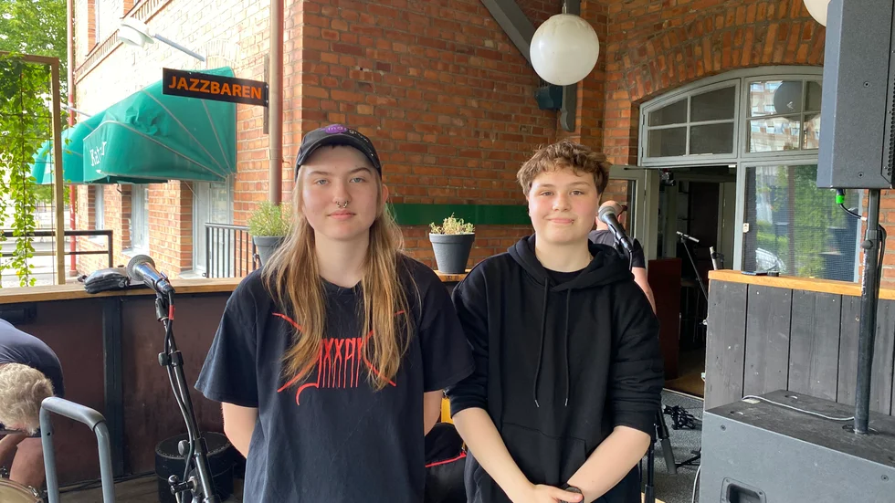 Sten Ritscher och Leo Hedsten, 18 år, är ljudtekniker på Katalin i sommar.