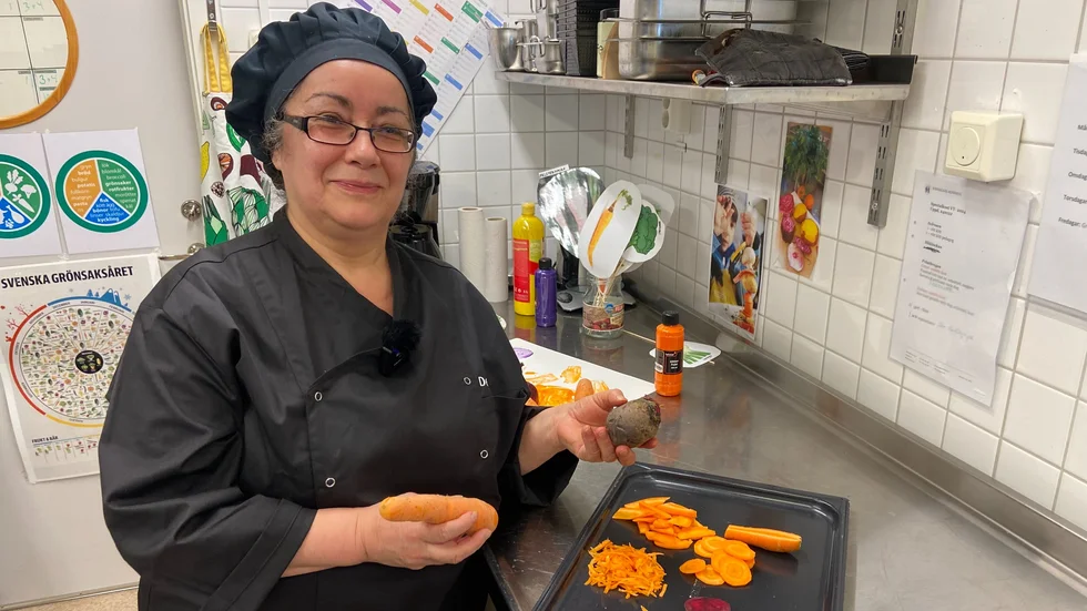 Delia Beddings, kock och måltidspedagog, berättar att förskolebarnen bland annat fått dissekera en gulbeta, använda förstoringsglas och lägga grönsaker på ett ljusbord. 