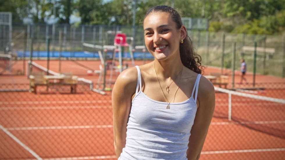 Den gotländska tennistalangen Melliz Petkova Mustafa har nyligen tagit studenten från Stockholms idrottsgymnasium. Nu väntar ett nytt äventyr – USA och college.