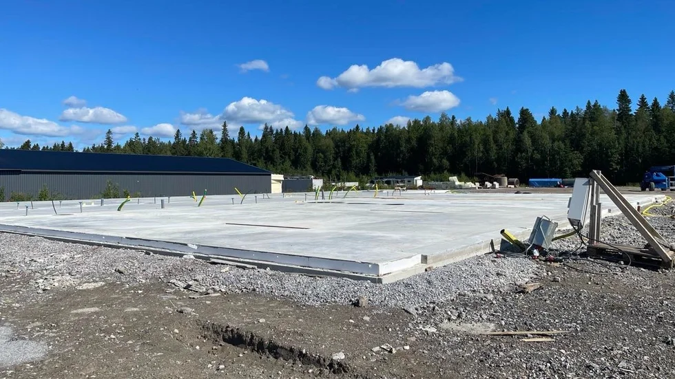 Grunden är gjuten och efter semesteruppehållet ska stommen resas. Industrilokalen beräknas stå färdig för inflyttning den 1 mars 2025.