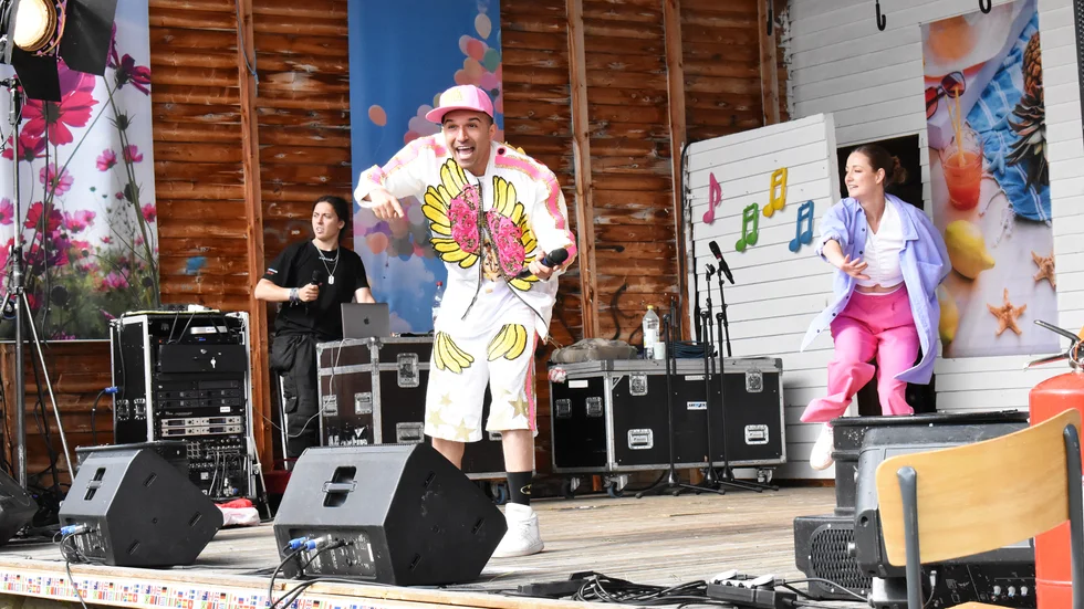 Sean Banan var det stora dragplåstret vid årets upplaga av Världens fest i Malå. Han fick också rejäl fart på publiken som sökt sig till Sjöparken, inte minst barnen och ungdomarna.