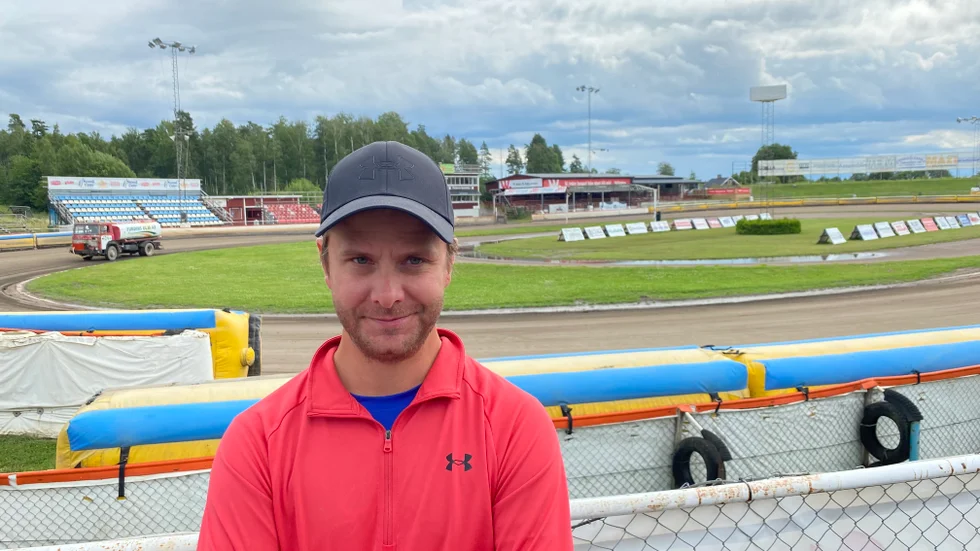 Daniel Davidsson, lagledare i Piraternas speedwaylag, kan dra på smilbanden när Bauhausligan återigen körs den här veckan. Regnet hänger i luften, men på schemat finns två derbyn mot Indianerna tisdag och onsdag.
